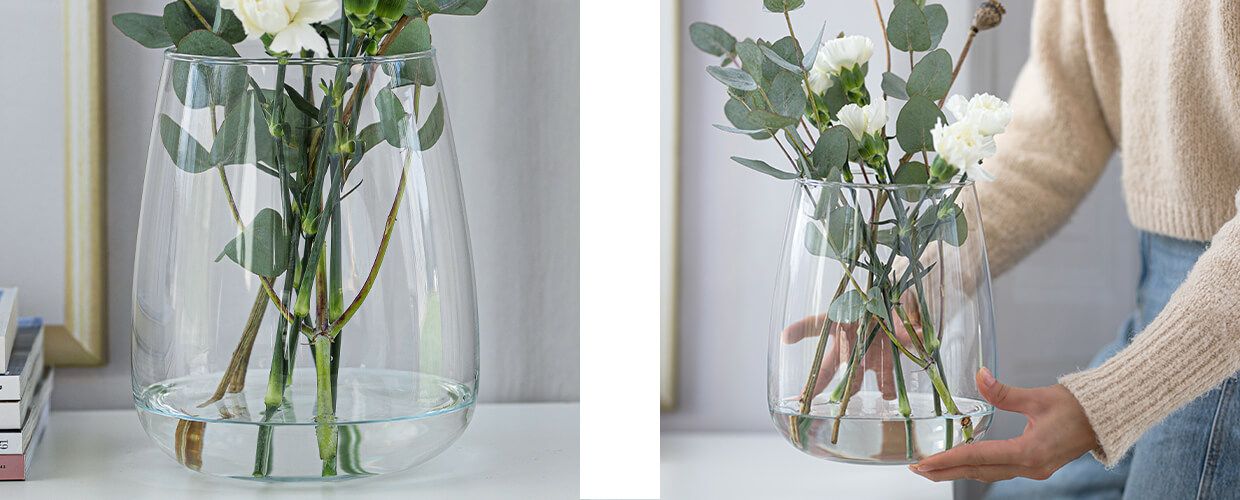 Przezroczysty, szklany wazon Zinnia z białymi kwiatami i eukaliptusem